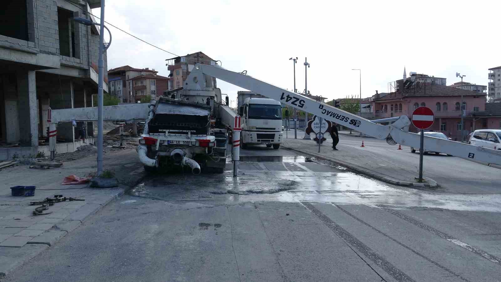 Malatya’da beton pompası devrildi, faciadan dönüldü
