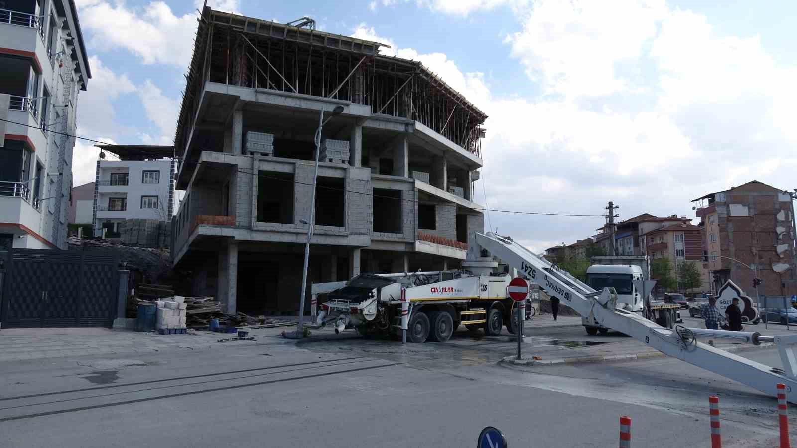 Malatya’da beton pompası devrildi, faciadan dönüldü
