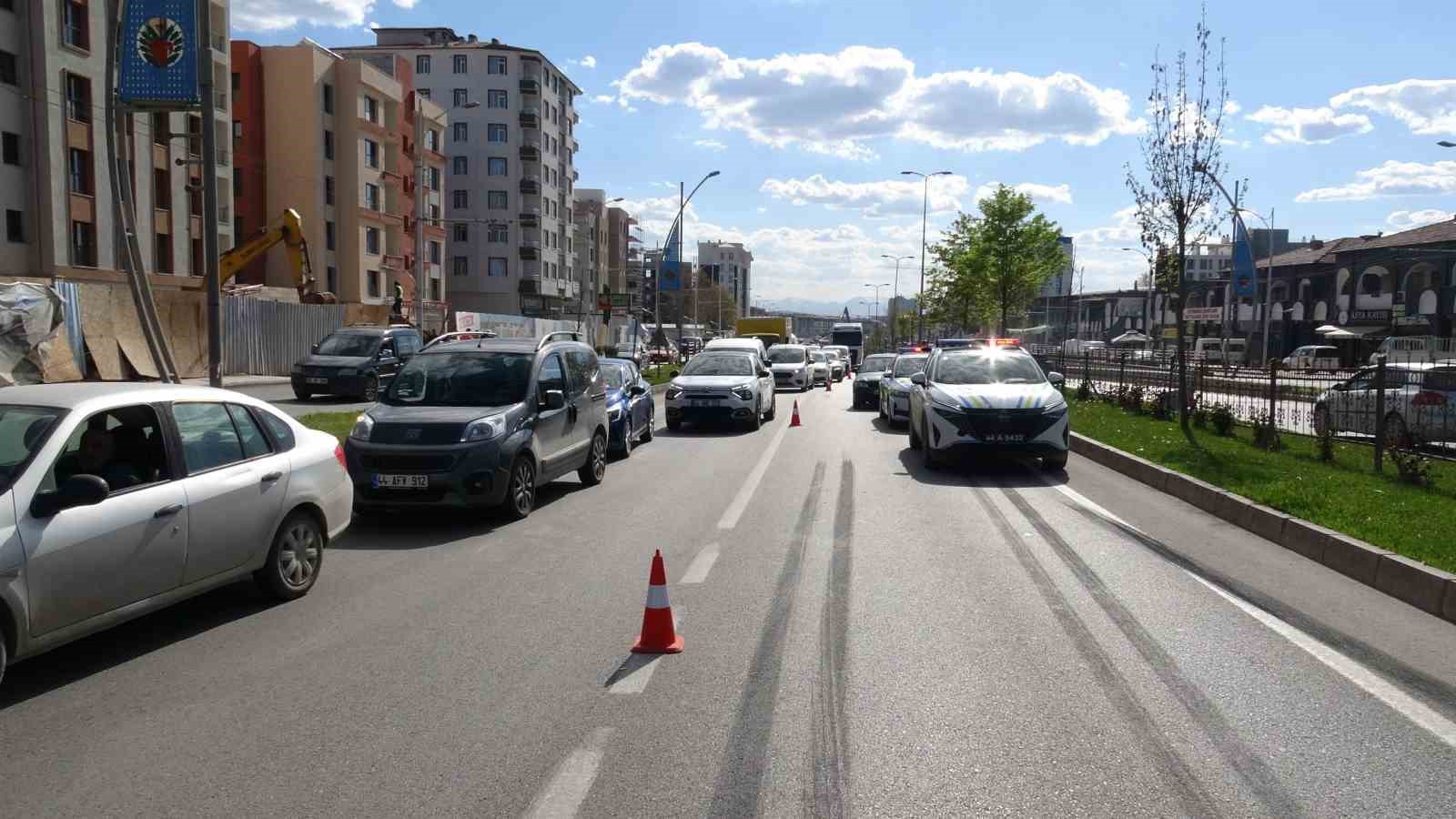 Malatya’da çekici refüje çıktı, trafik kilitlendi
