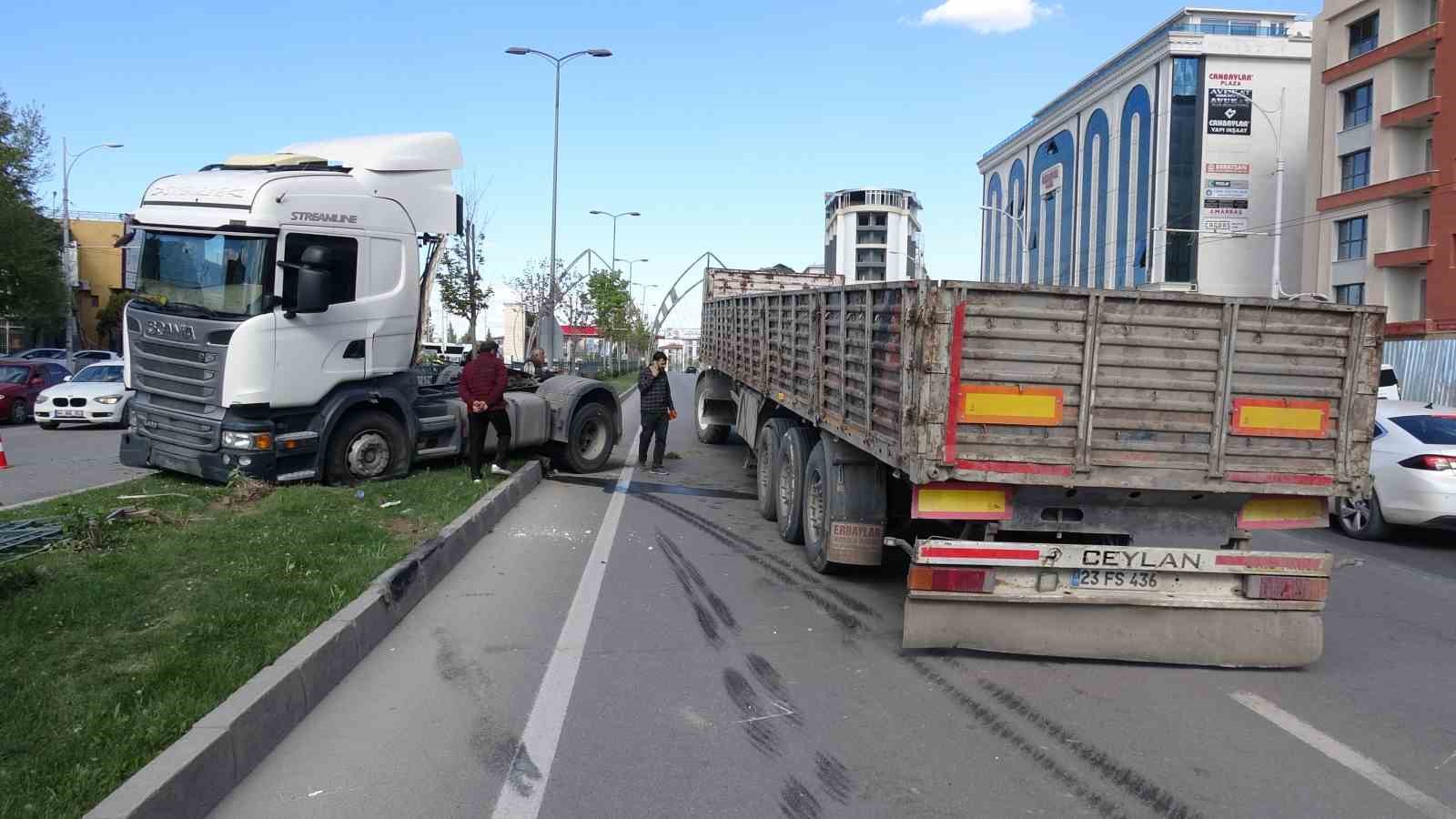 Malatya’da çekici refüje çıktı, trafik kilitlendi
