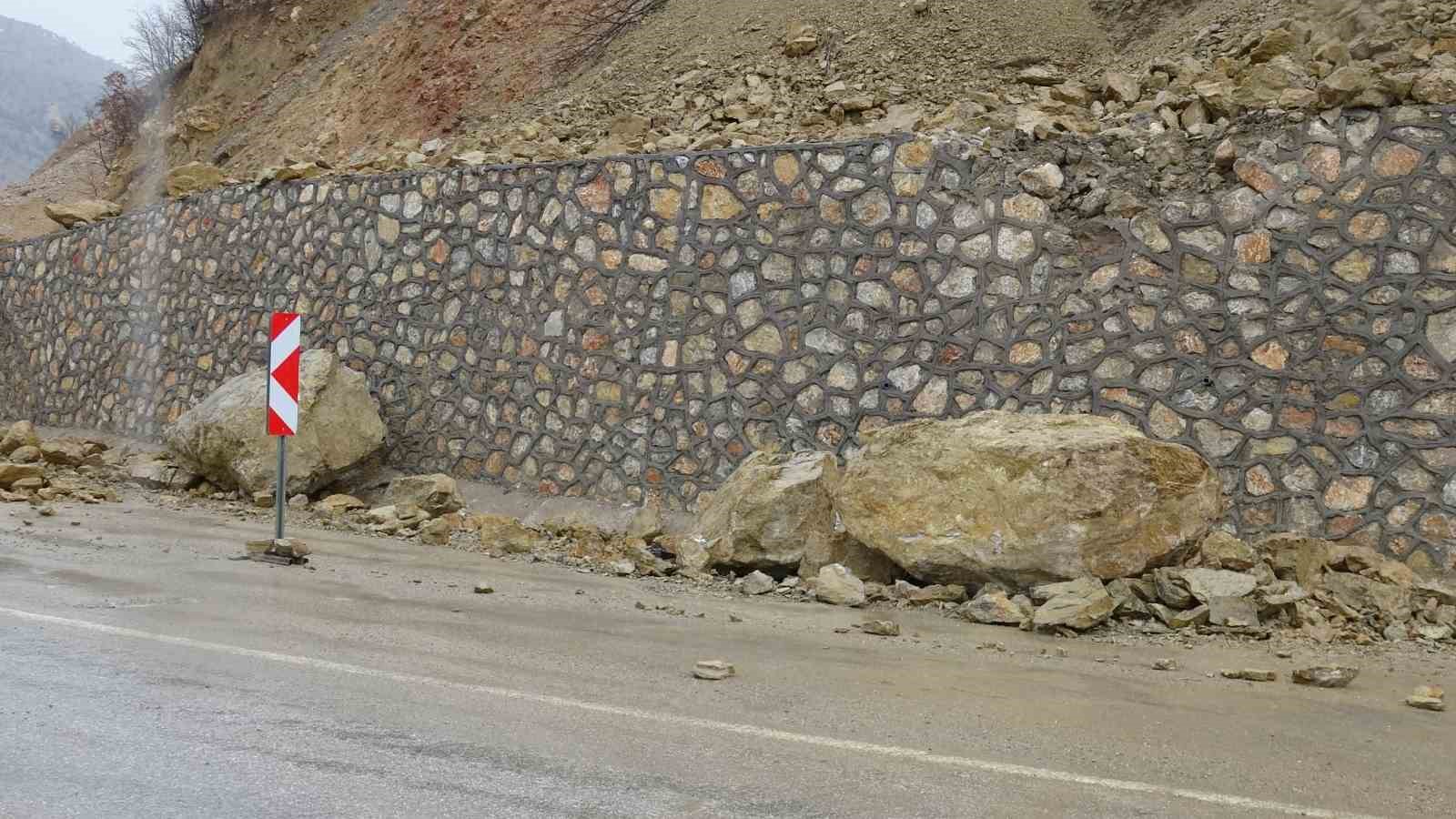 Malatya’da dev kaya parçaları yola düştü
