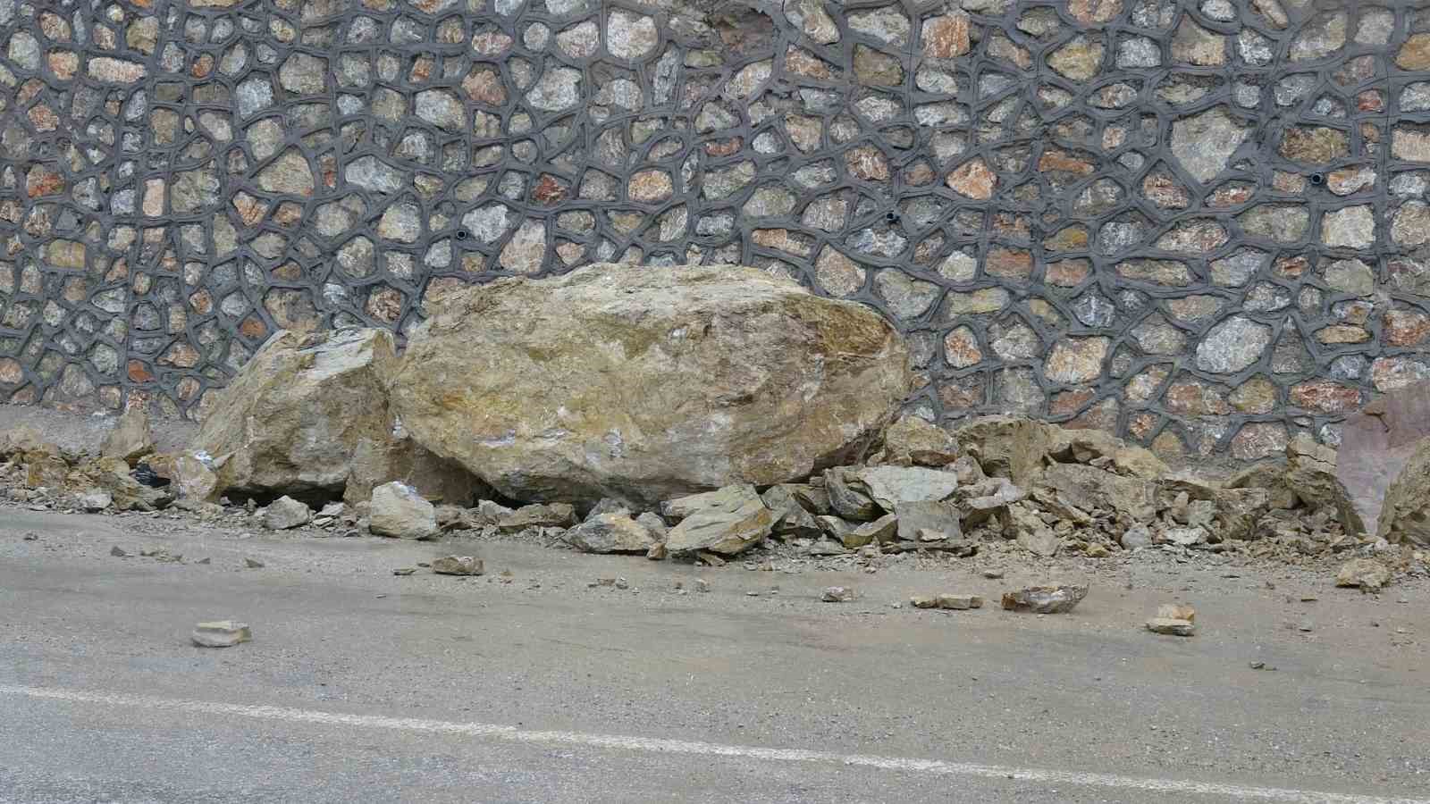 Malatya’da dev kaya parçaları yola düştü
