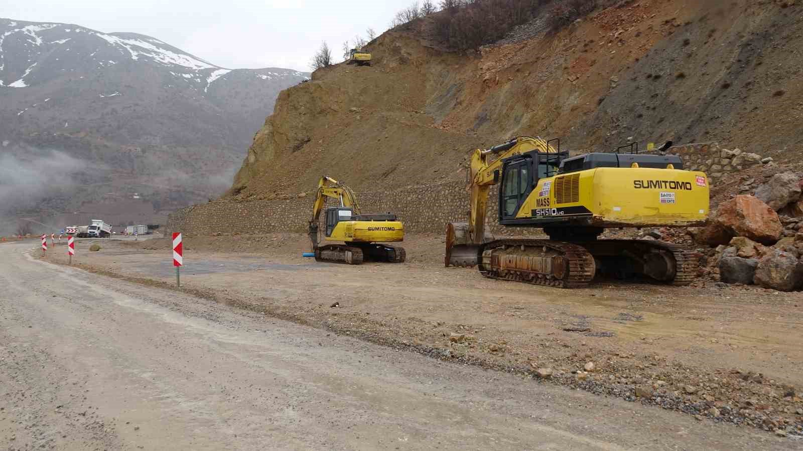 Malatya’da dev kaya parçaları yola düştü
