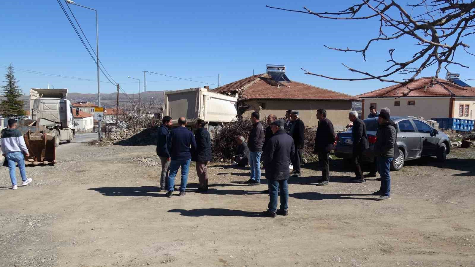 Malatya’da freni boşalan hafriyat kamyonu eve girdi: 1 yaralı
