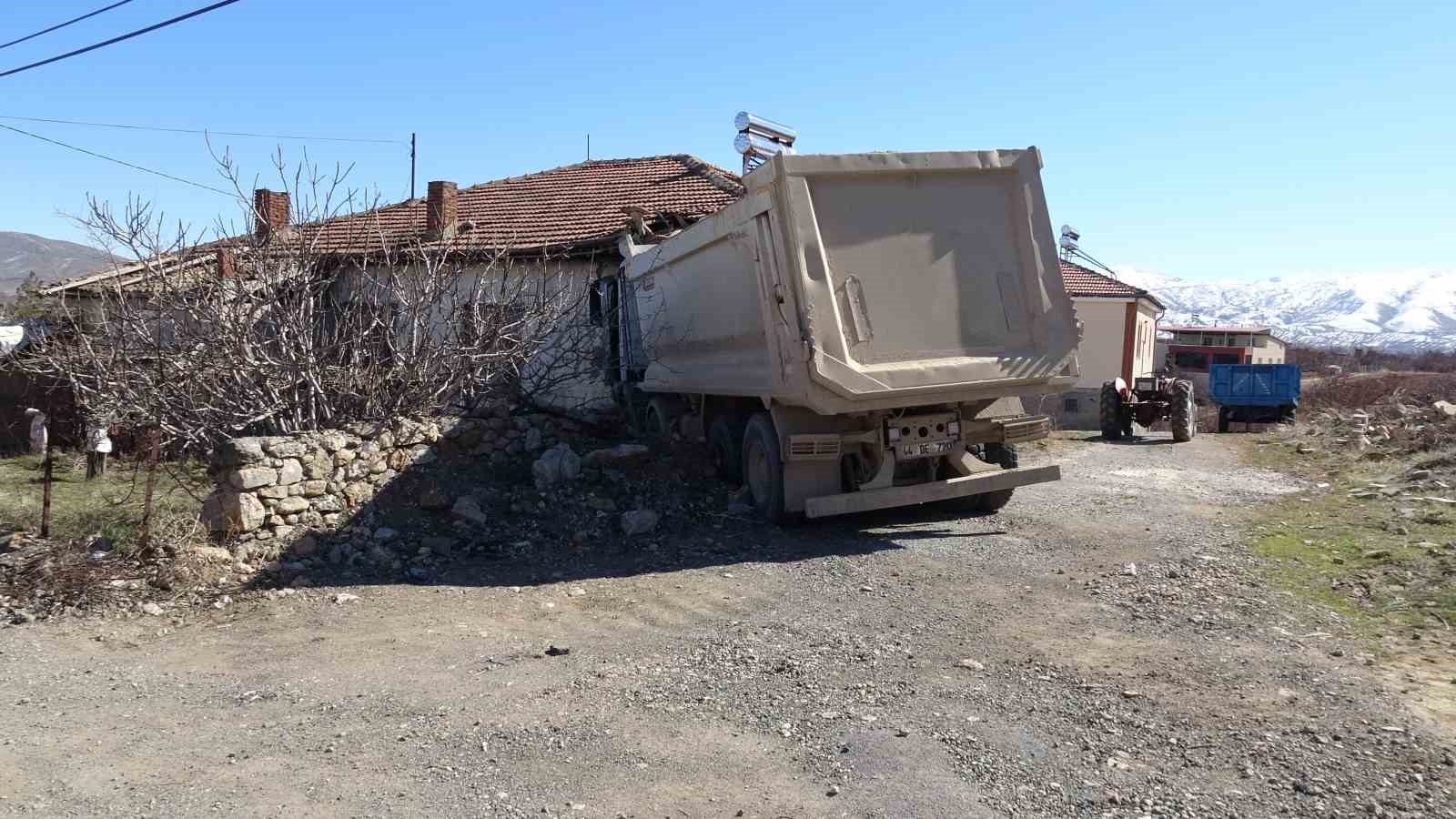 Malatya’da freni boşalan hafriyat kamyonu eve girdi: 1 yaralı
