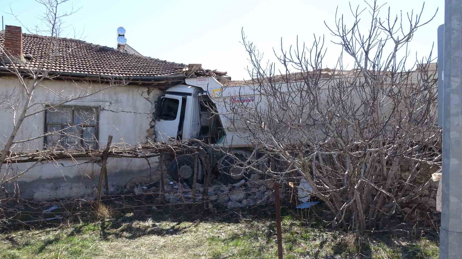 Malatya’da freni boşalan hafriyat kamyonu eve girdi: 1 yaralı
