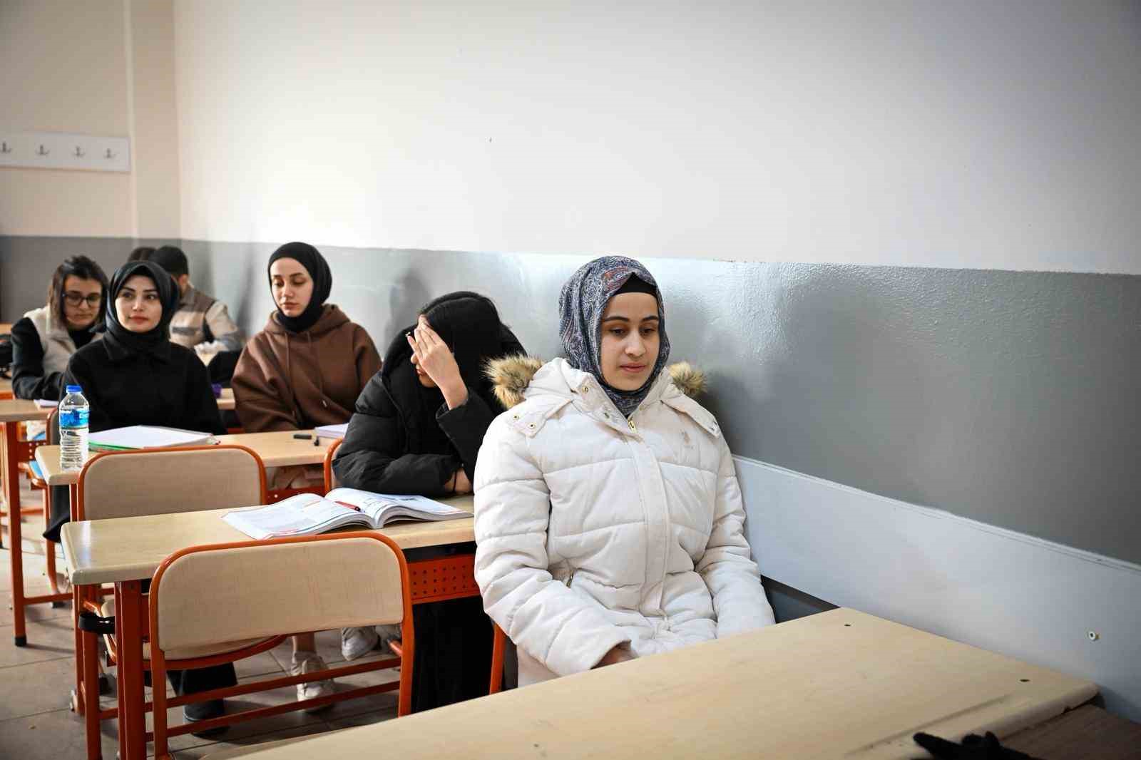 Malatya’da görme engelli iki kardeşin YKS azmi ilham veriyor
Malatya’da görme engelli iki kardeşin YKS azmi ilham veriyor