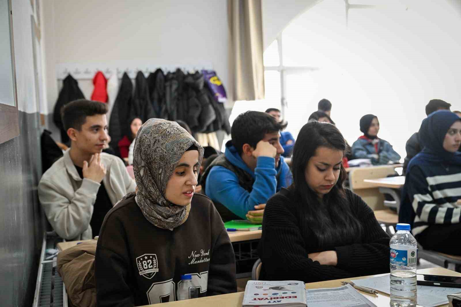 Malatya’da görme engelli iki kardeşin YKS azmi ilham veriyor
Malatya’da görme engelli iki kardeşin YKS azmi ilham veriyor