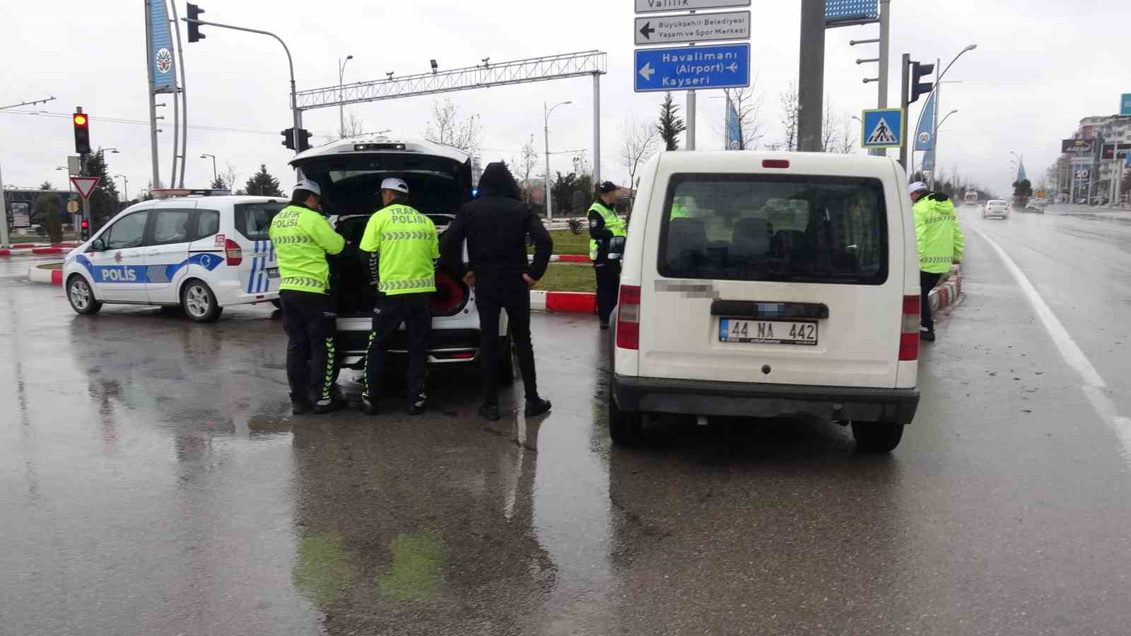 Malatya’da hafif ticari araç ile otomobil çarpıştı: 2 yaralı
