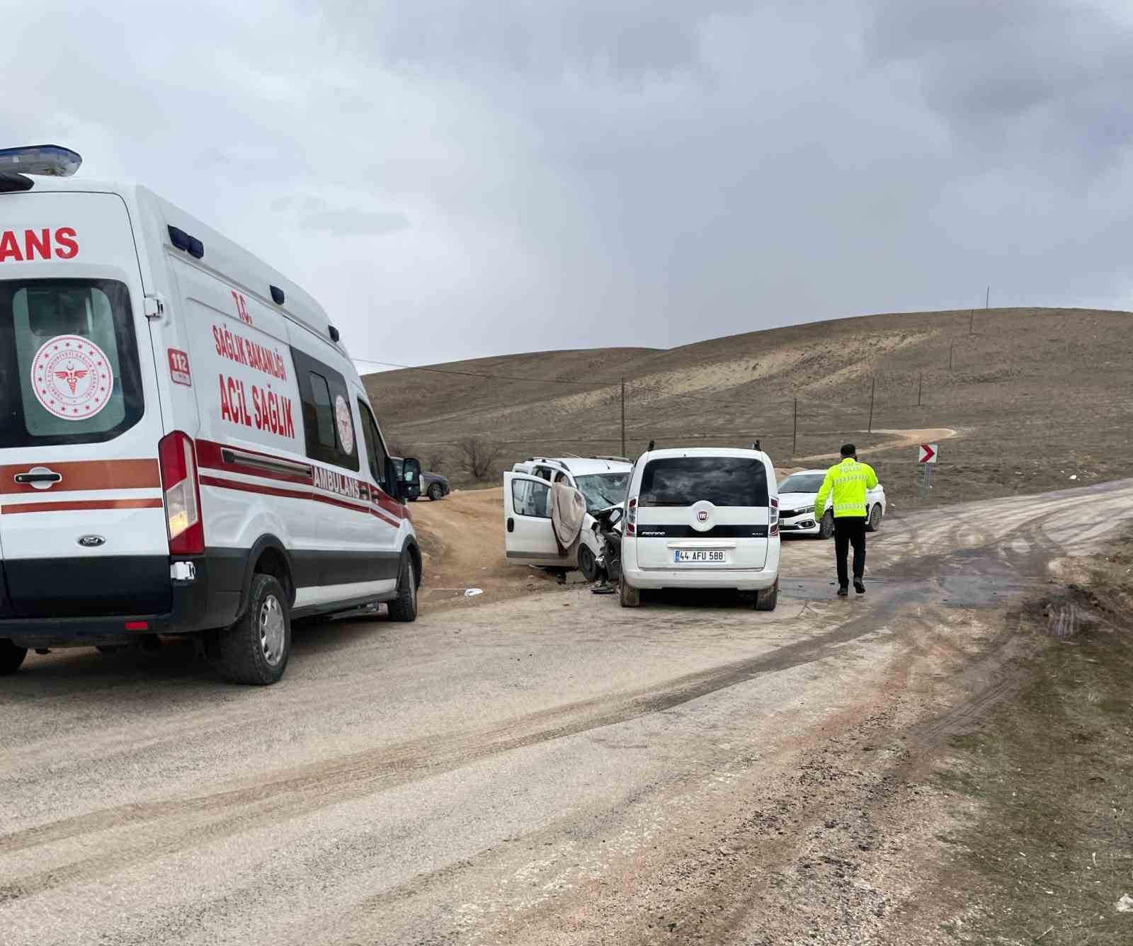Malatya’da iki araç kafa kafaya çarpıştı: 4 yaralı

