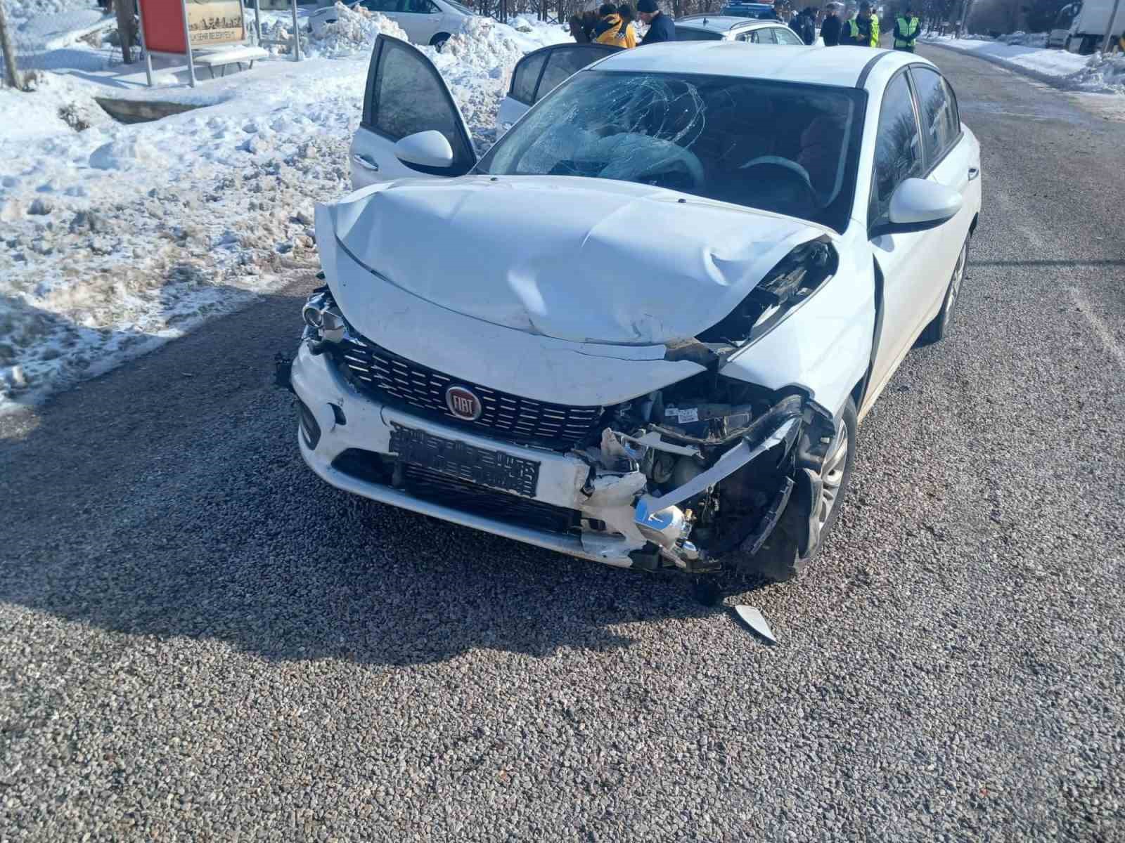 Malatya’da iki otomobil çarpıştı: 3 yaralı
