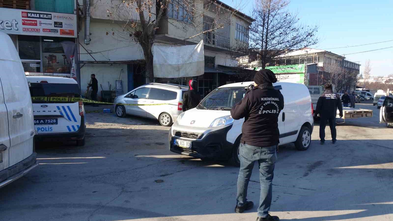 Malatya’da kalp krizi geçiren sürücünün kaza anı kamerada
