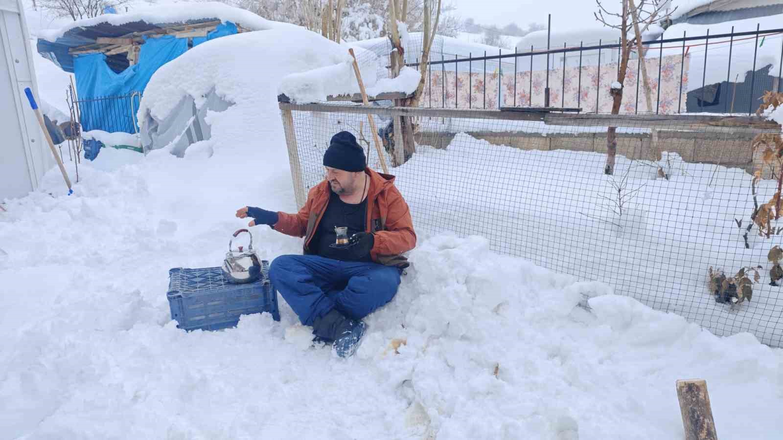 Malatya’da kardan soba yapan esnaf çay demledi
