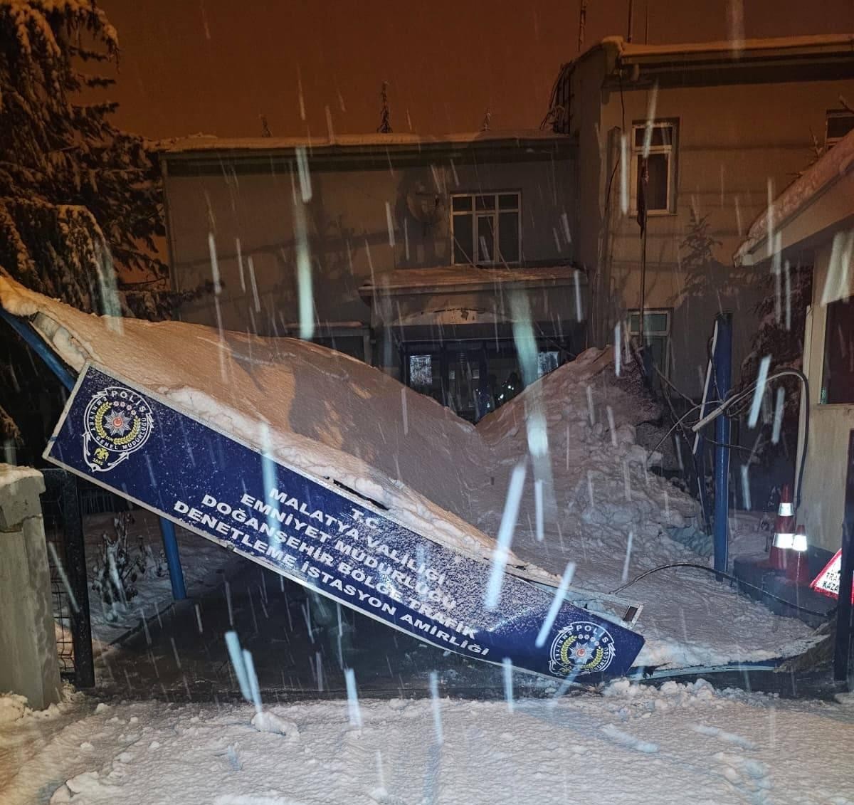 Malatya’da karın ağırlığıyla istasyon amirliğinin surdurması çöktü
