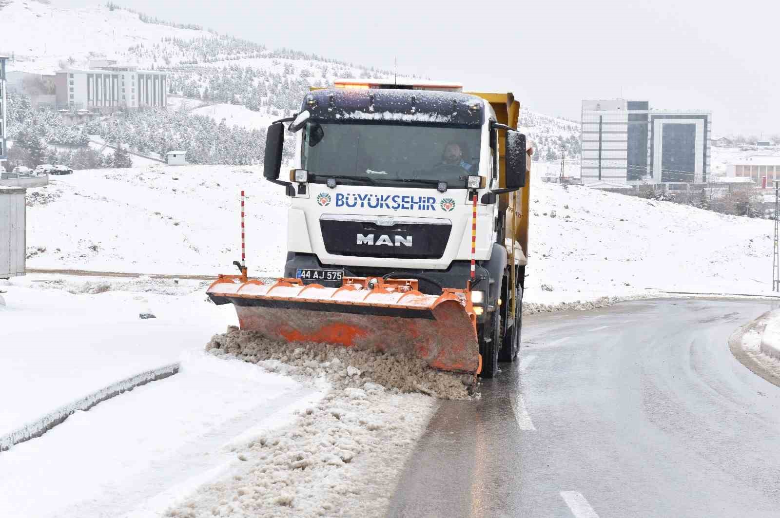 Malatya’da karla mücadele sürüyor

