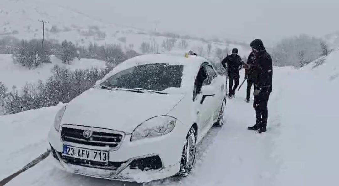 Malatya’da karlı yolda kalan araç ve hasta vatandaşlara büyükşehir ekipleri yetişti
