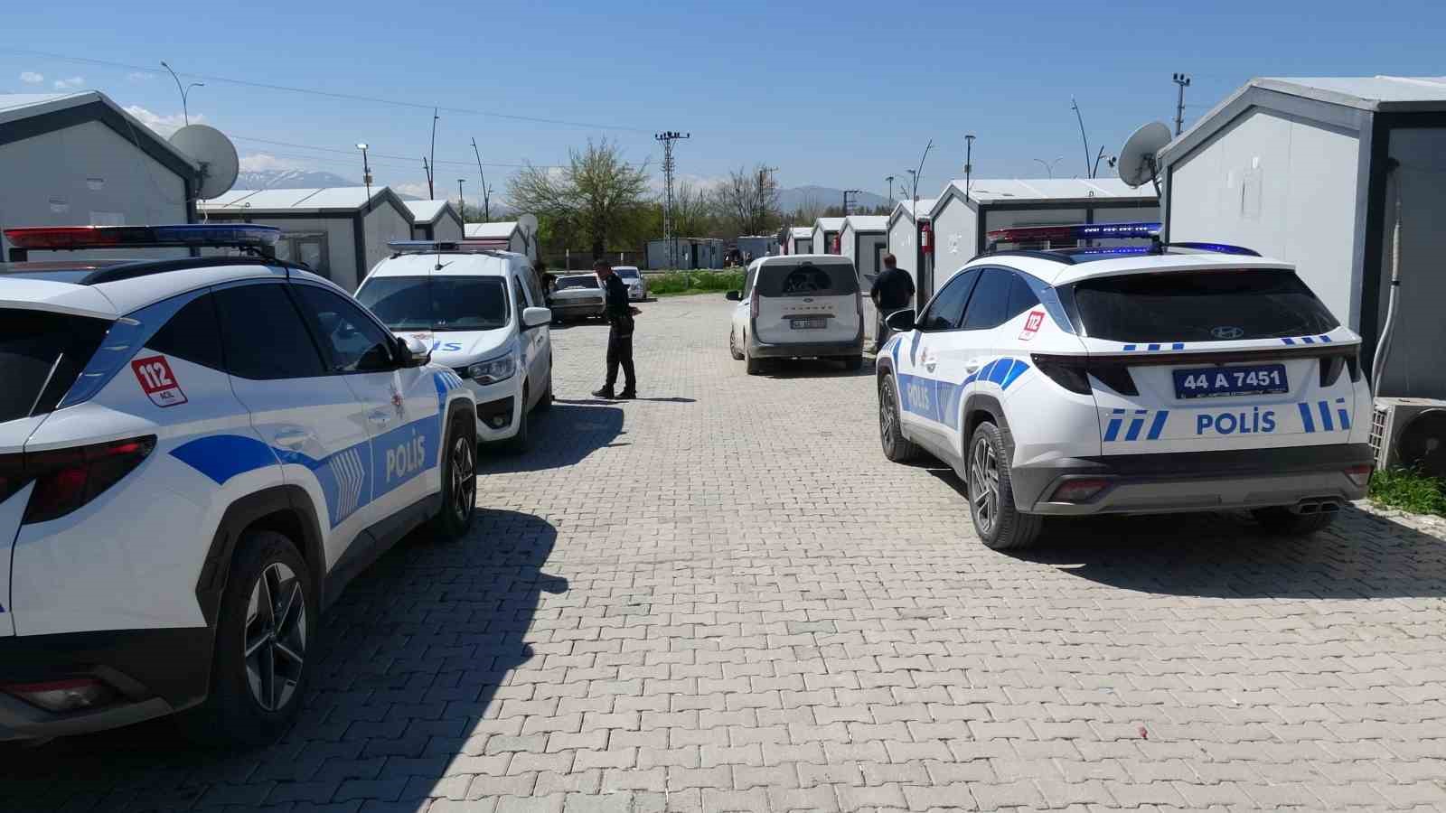 Malatya’da kendini konteynere kilitleyen genç polisi alarma geçirdi
