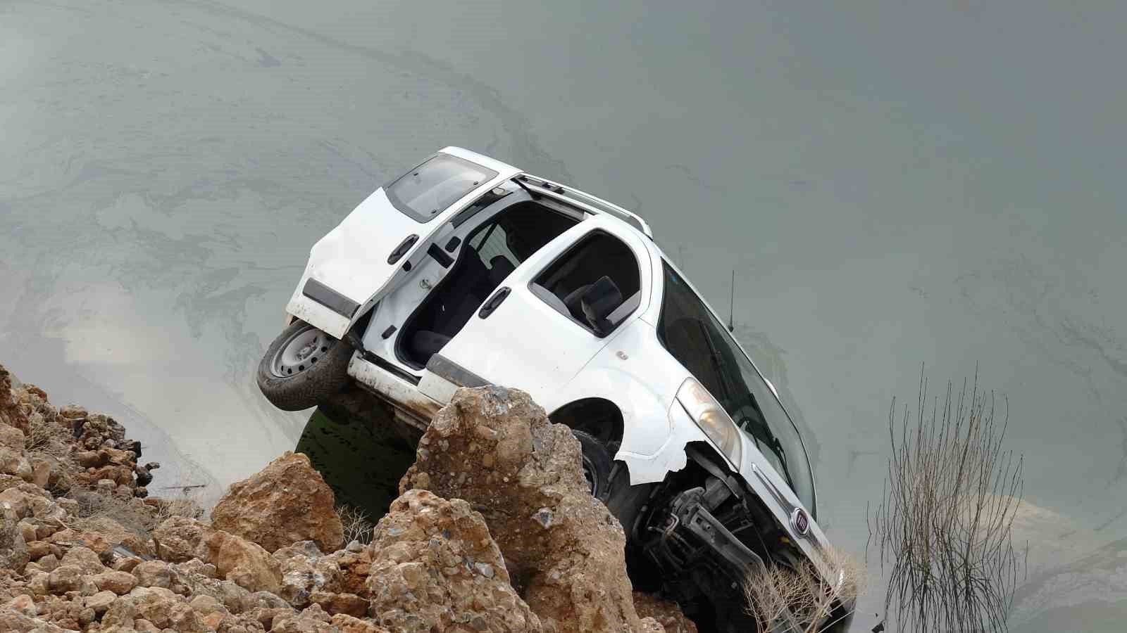 Malatya’da kontrolden çıkan araç gölete düştü
