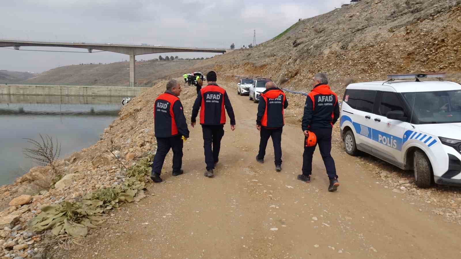 Malatya’da kontrolden çıkan araç gölete düştü
