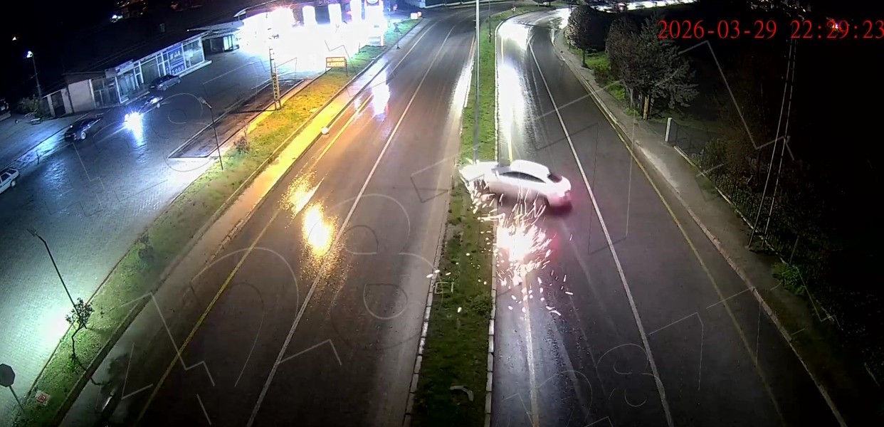 Malatya’da kontrolden çıkan araç refüje çarptı
