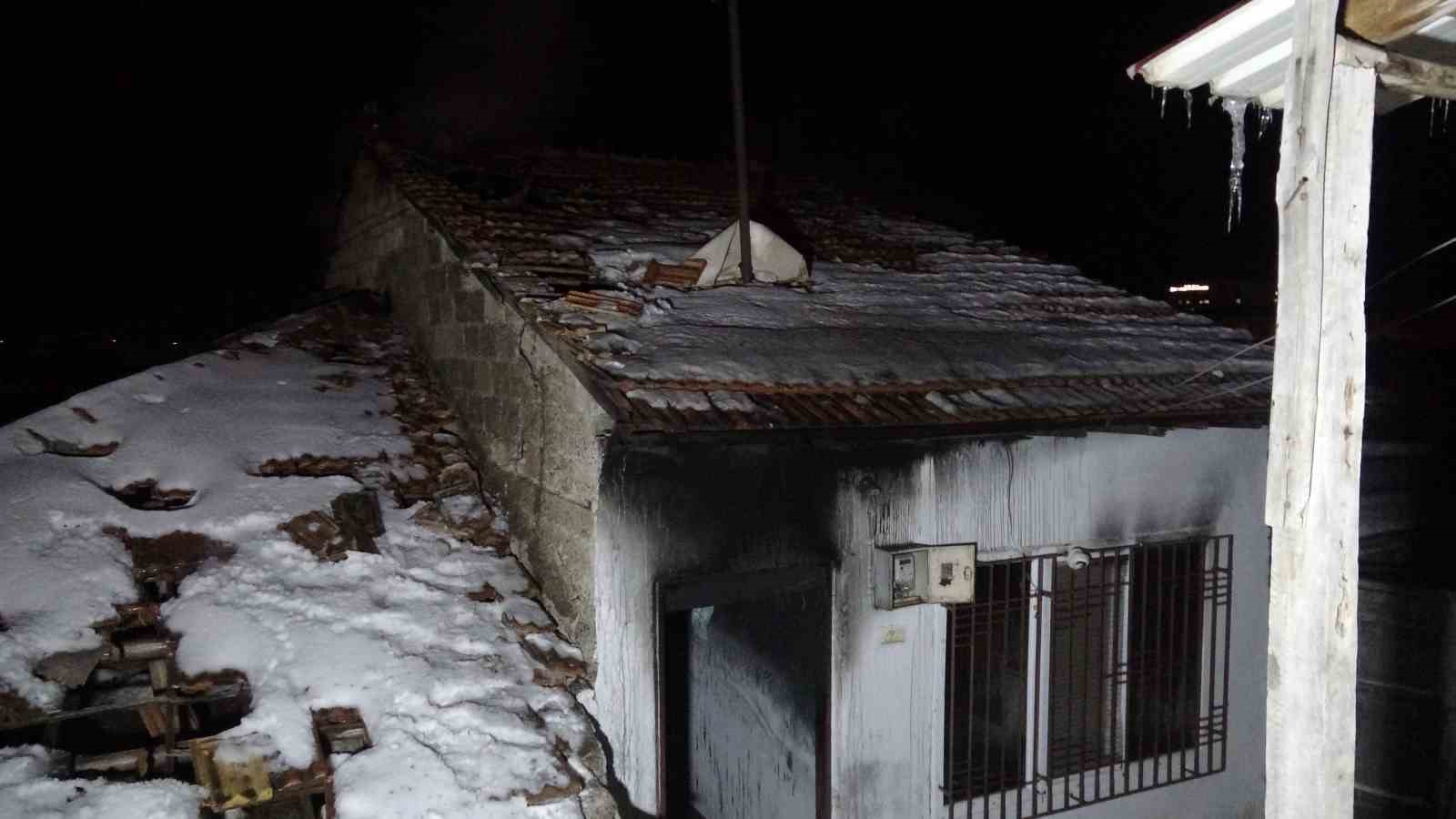 Malatya’da müstakil evde yangın: Mahsur kalan kadın kurtarıldı
