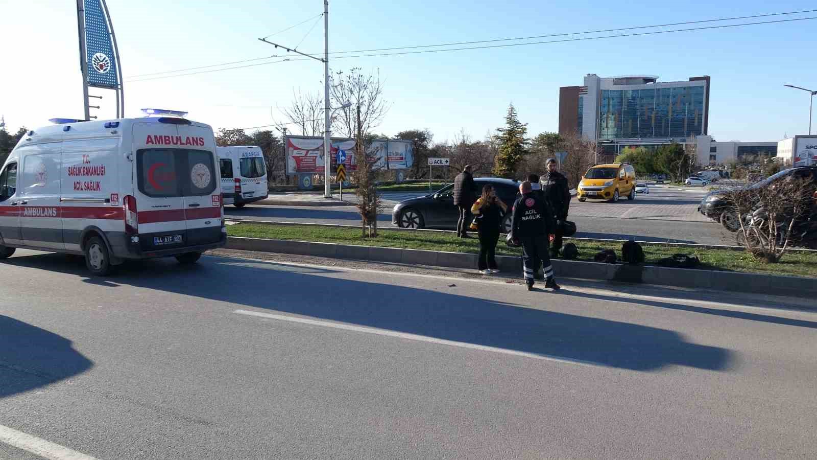 Malatya’da otomobil ile çarpışan motosiklet devrildi: 2 yaralı
