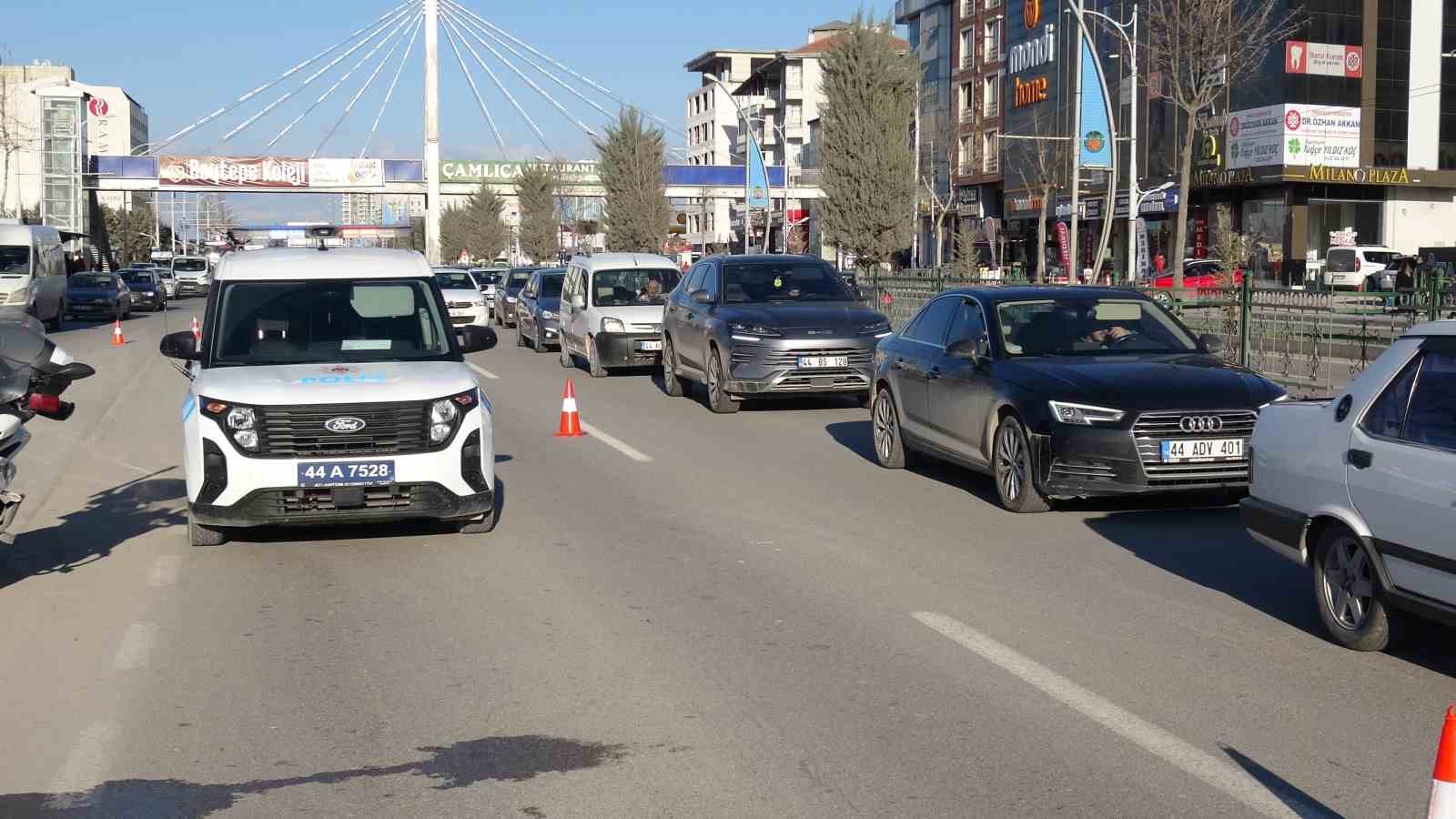 Malatya’da otomobil ile çarpışan motosiklet devrildi: 2 yaralı
