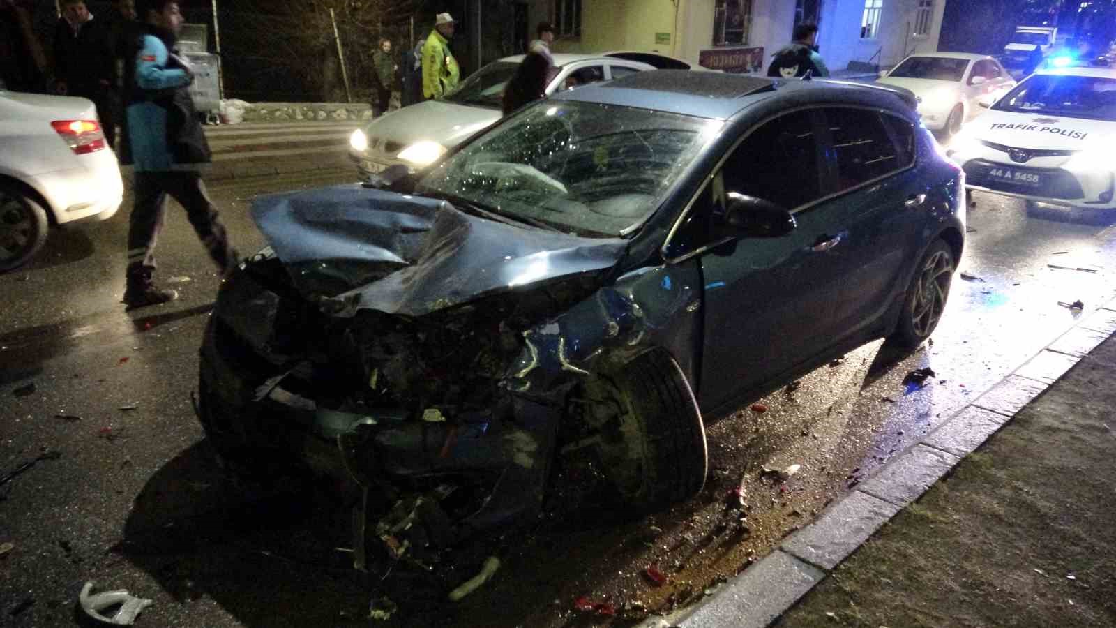 Malatya’da otomobilin çarptığı TOFAŞ kağıt gibi ezildi: 3 yaralı
