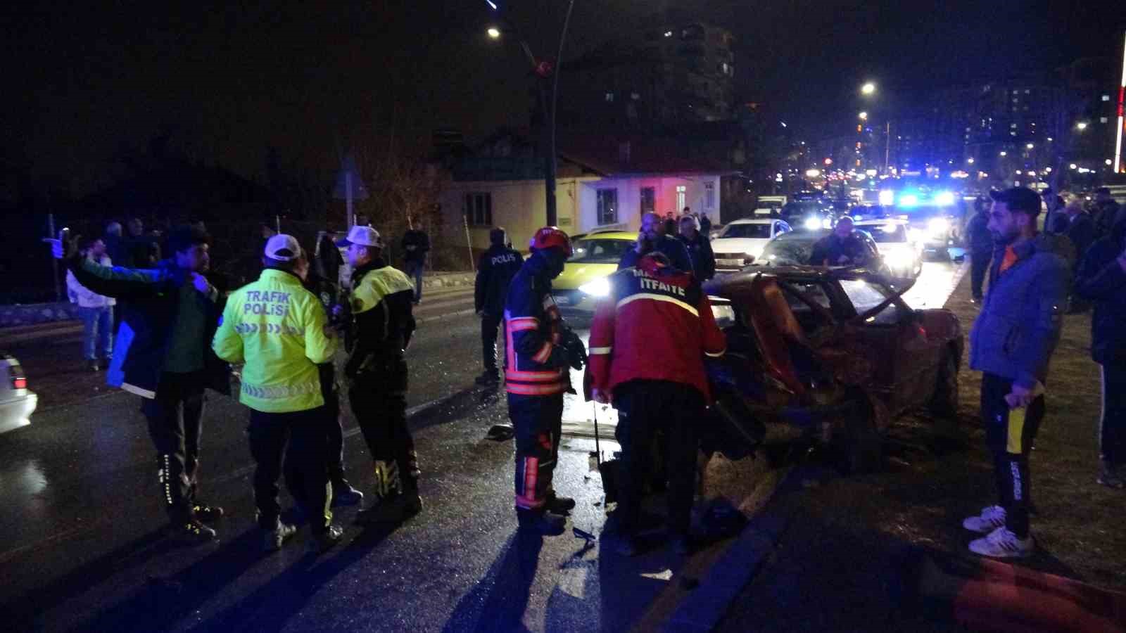 Malatya’da otomobilin çarptığı TOFAŞ kağıt gibi ezildi: 3 yaralı

