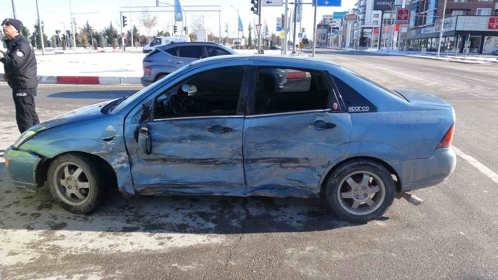 Malatya’da otomobiller çarpıştı: 2 yaralı
