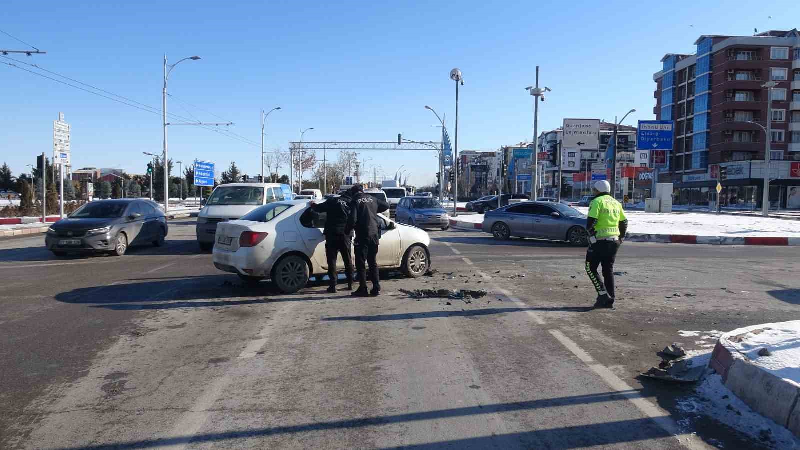 Malatya’da otomobiller çarpıştı: 2 yaralı
