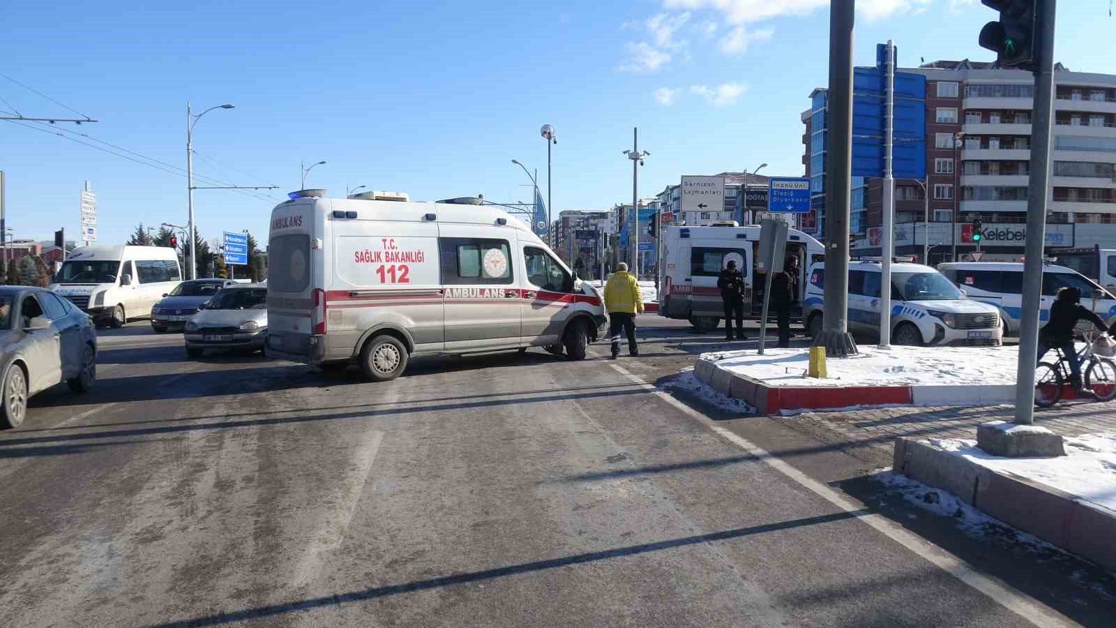 Malatya’da otomobiller çarpıştı: 2 yaralı
