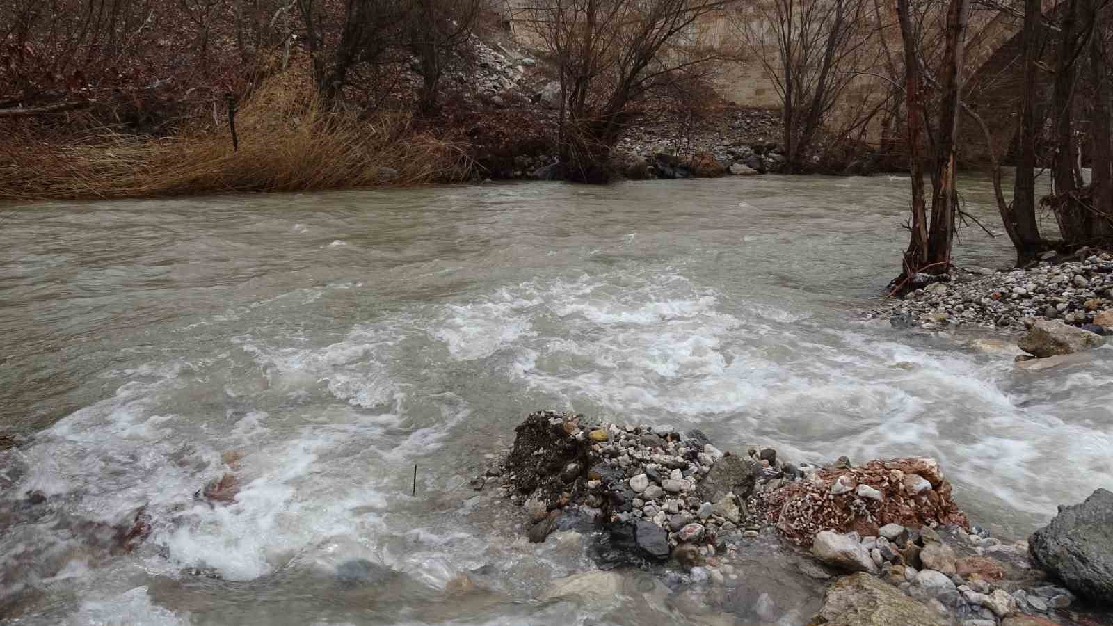 Malatya’da sağanak ve kar yağışı dereleri taşırdı
