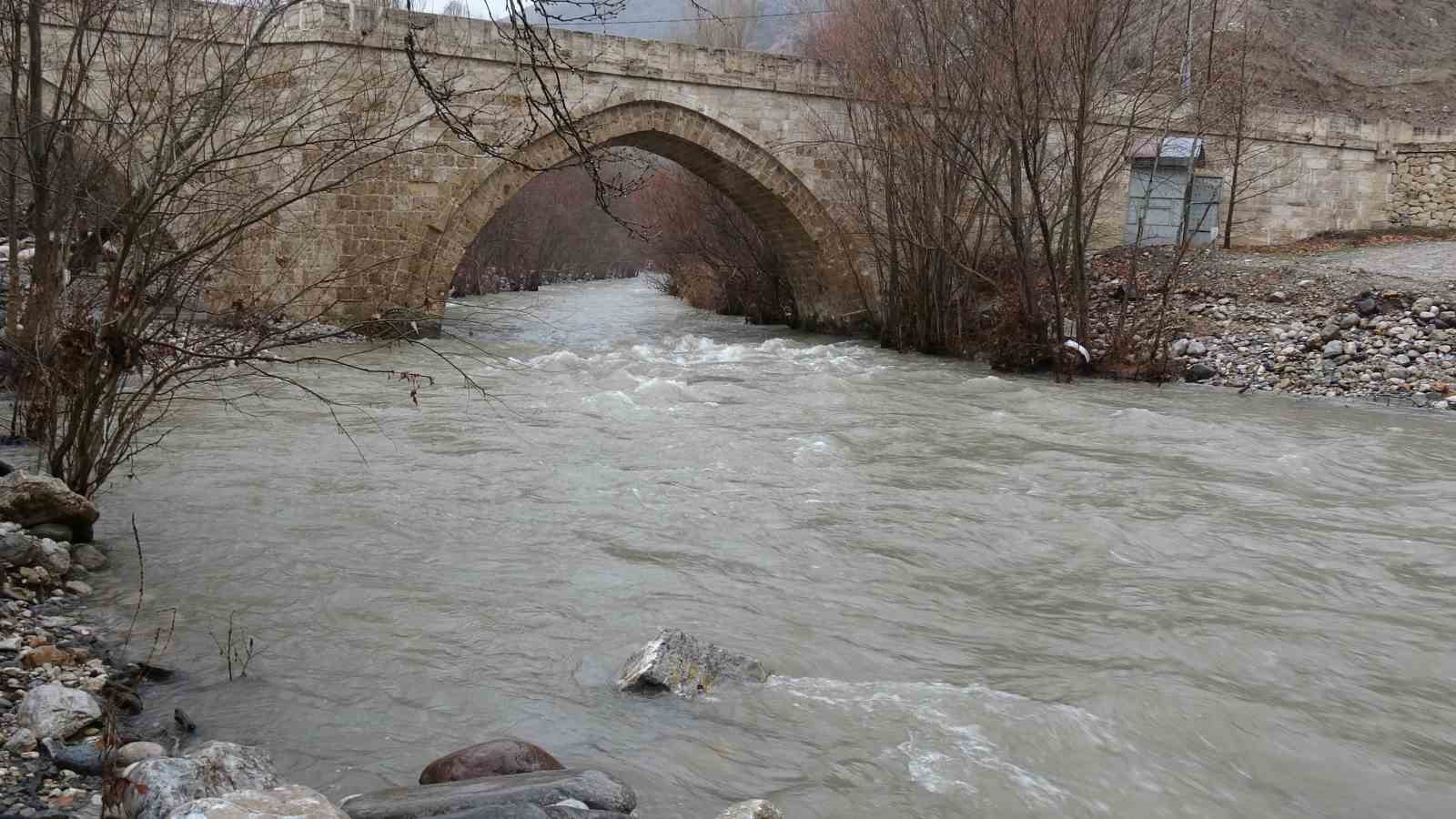 Malatya’da sağanak ve kar yağışı dereleri taşırdı
