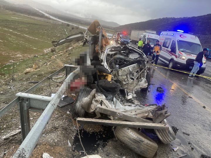Malatya’da tır ile otomobil kafa kafaya çarpıştı: 3 ölü, 1 yaralı
