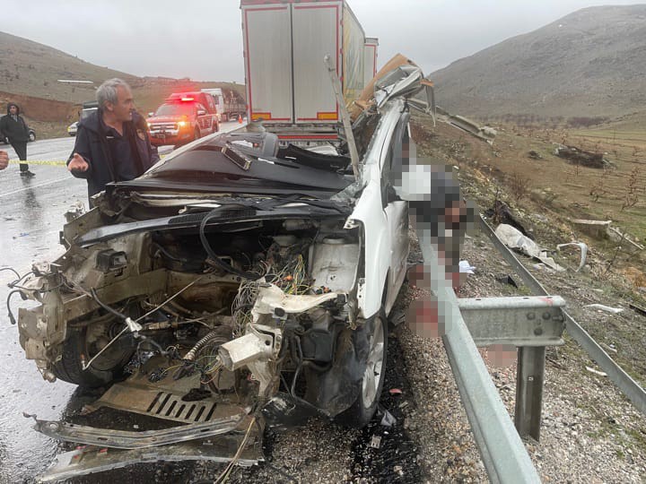 Malatya’da tır ile otomobil kafa kafaya çarpıştı: 3 ölü, 1 yaralı
