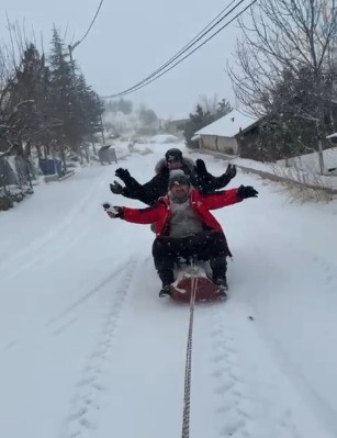 Malatya’da traktör arkasında karda ’sörf’
