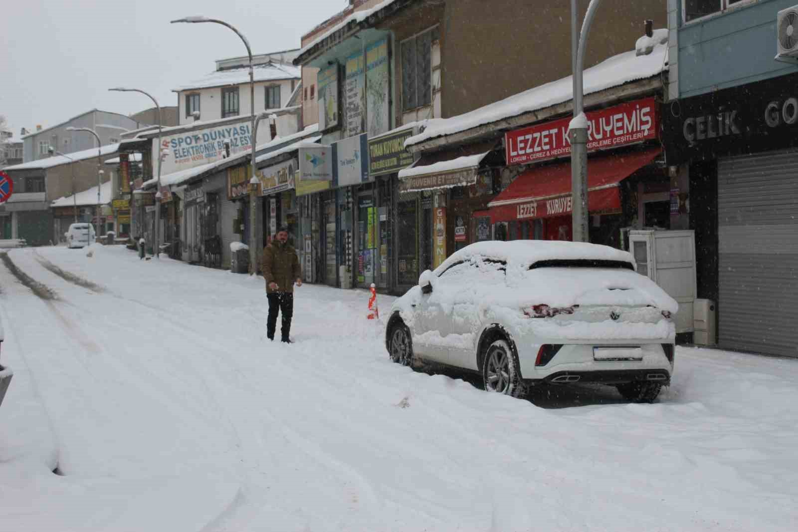 Malazgirt’te bahar beklenirken kar yağdı, araçlar kara gömüldü

