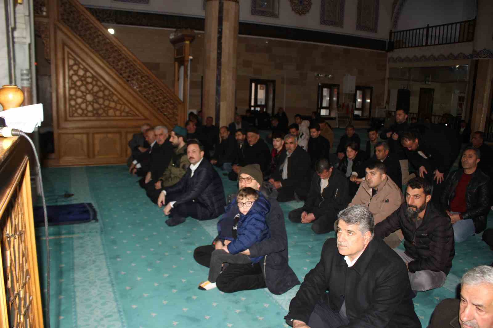 Malazgirt’te bayram namazı coşkusu
