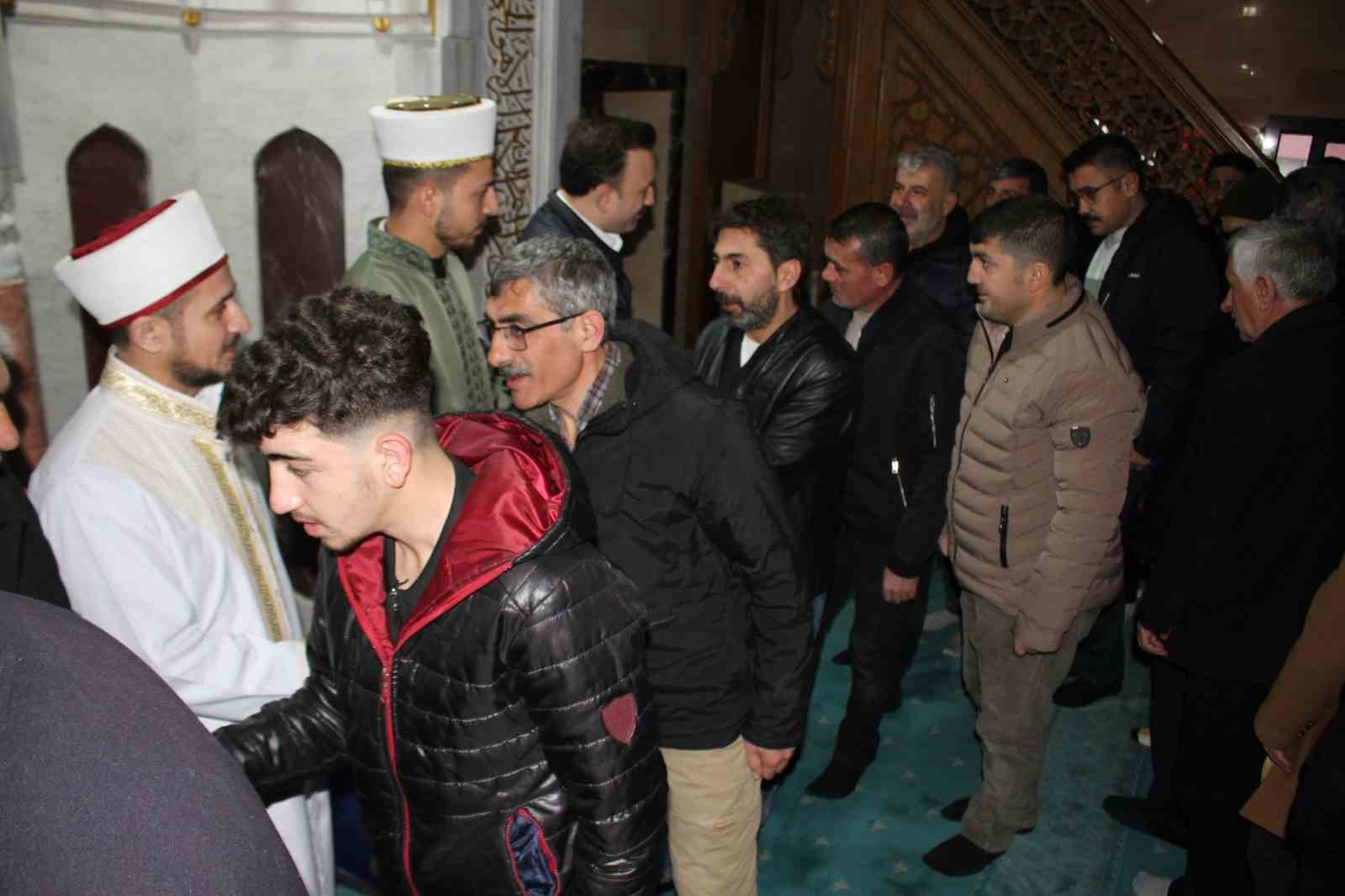 Malazgirt’te bayram namazı coşkusu
