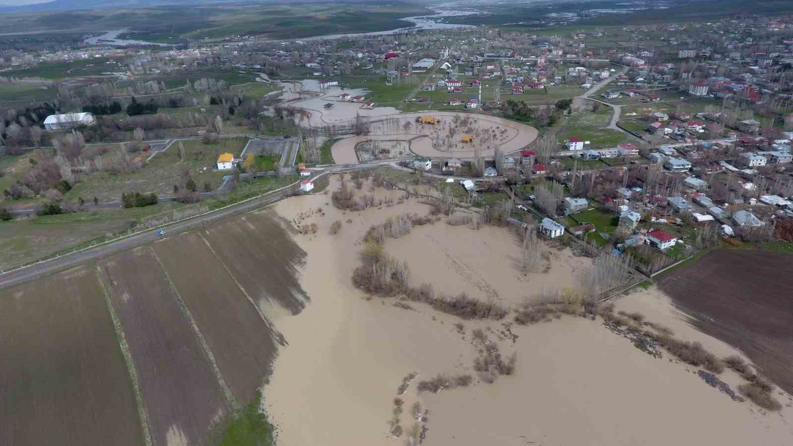 Malazgirt’te sağanak yağış su baskınlarına yol açtı
