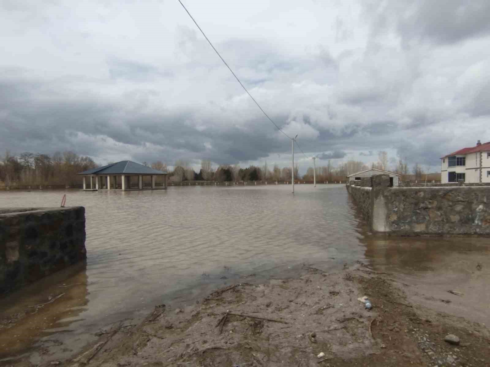Malazgirt’te sağanak yağış su baskınlarına yol açtı
