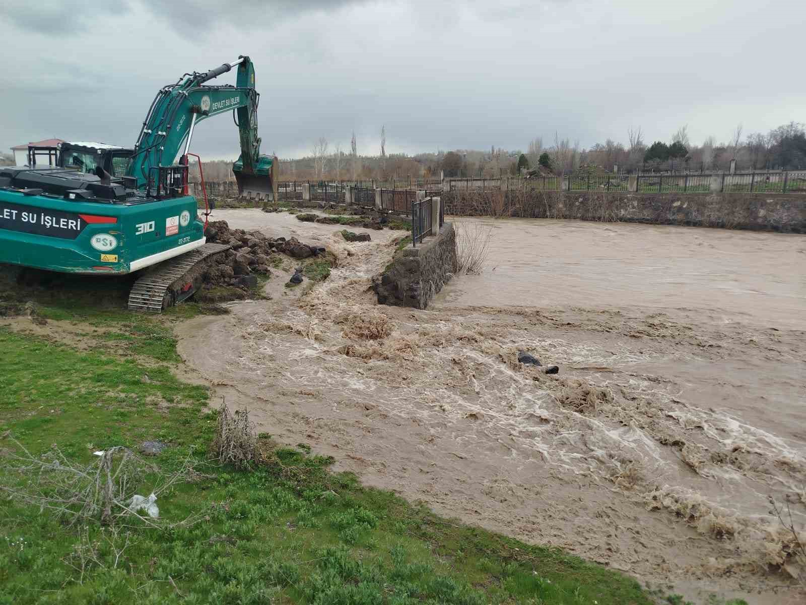 Malazgirt’te sağanak yağış su baskınlarına yol açtı
