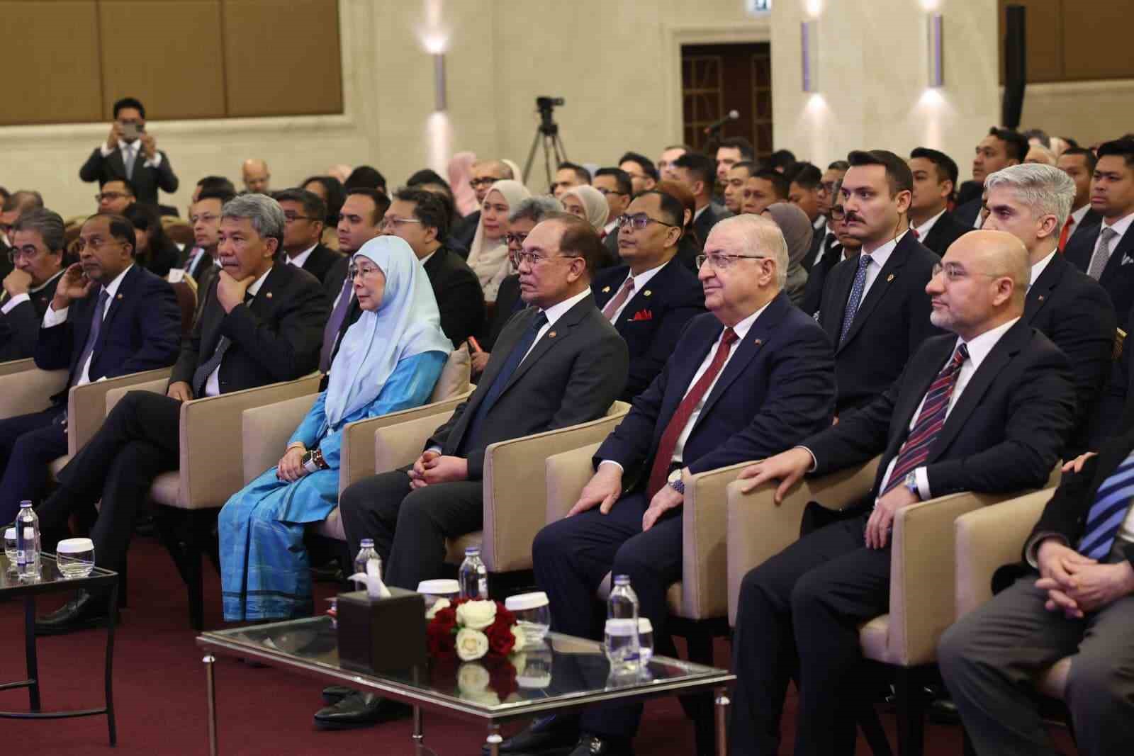 Malezya Başbakanı İbrahim: "Ülkeler arasında görüş ayrılıkları olacaktır ama iletişimin sona ermesi anlamına gelmemelidir"
