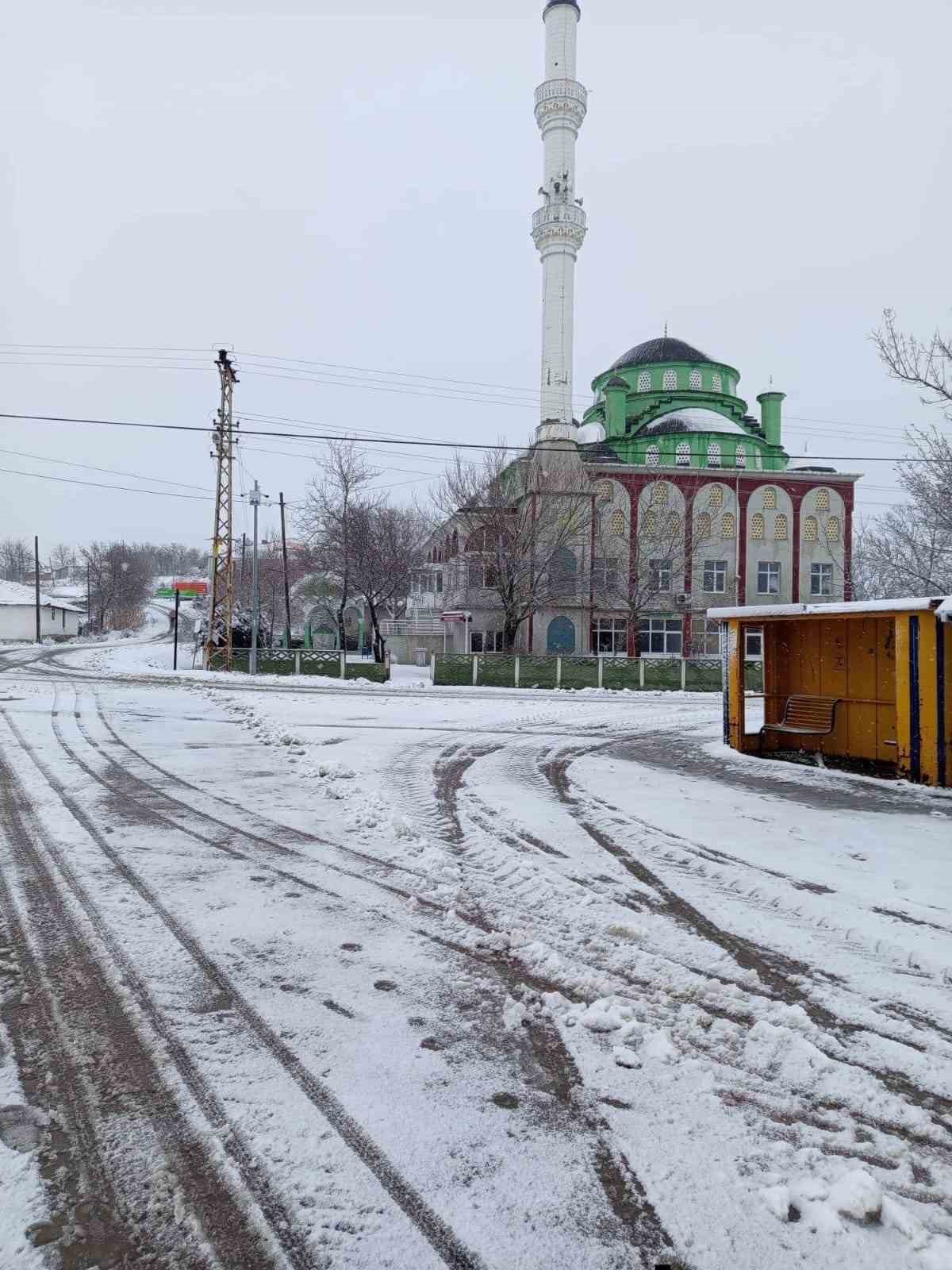 Malkara beyaza büründü : Kar yağışı etkili oluyor

