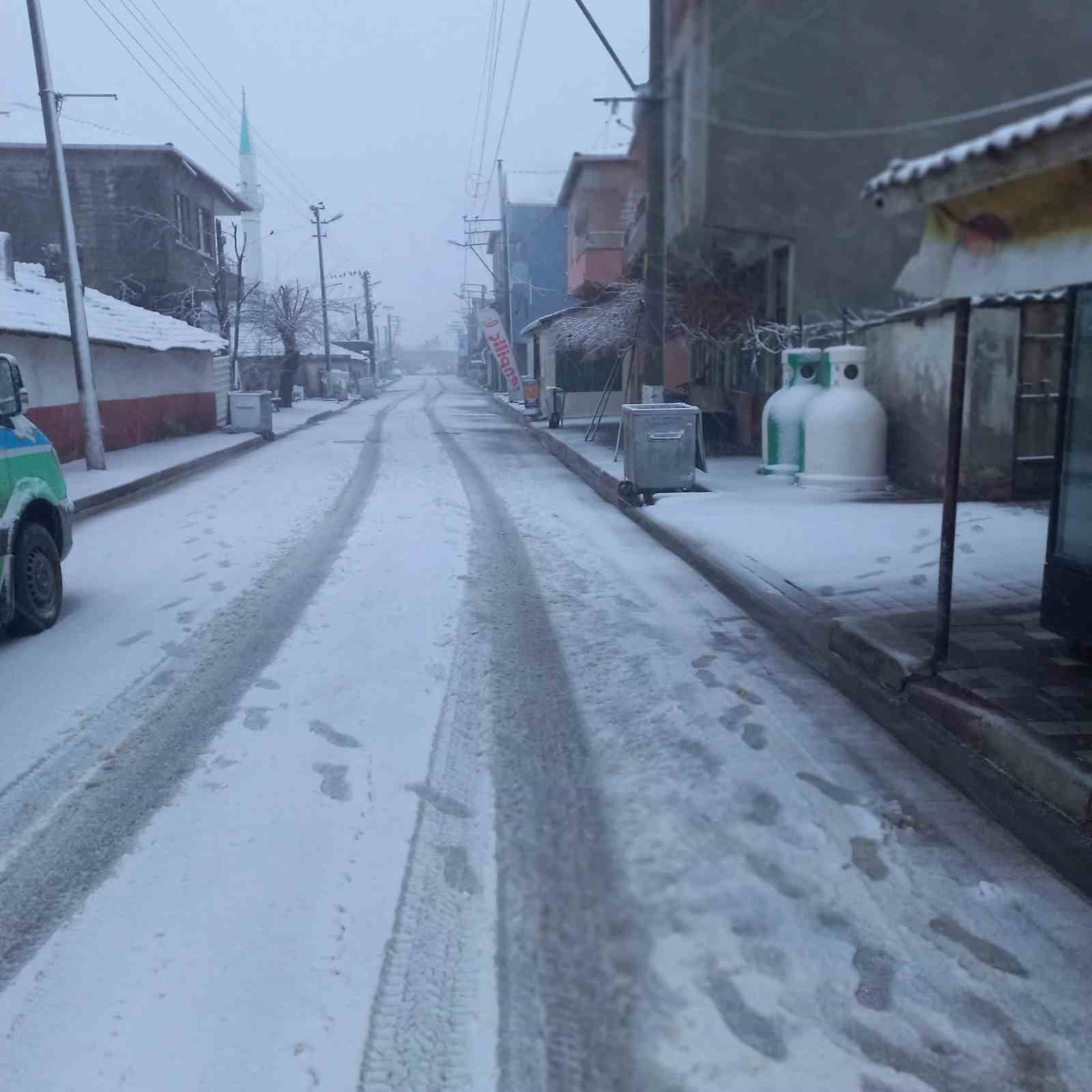Malkara beyaza büründü : Kar yağışı etkili oluyor
