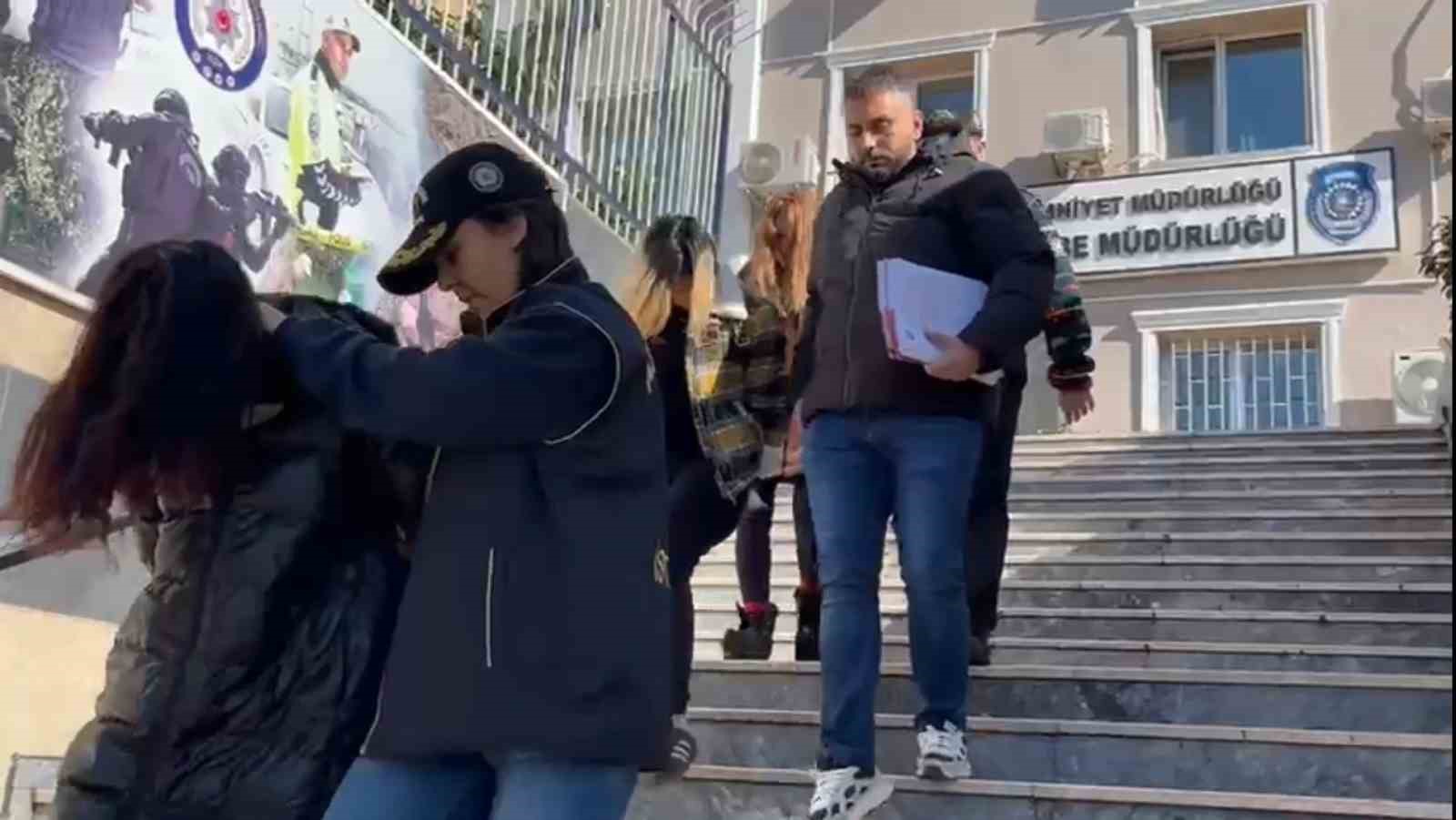 Maltepe’de çok sayıda hırsızlık kaydı olan 3 şüpheli tutuklandı
Maltepe’de çok sayıda hırsızlık kaydı olan 3 şüpheli tutuklandı