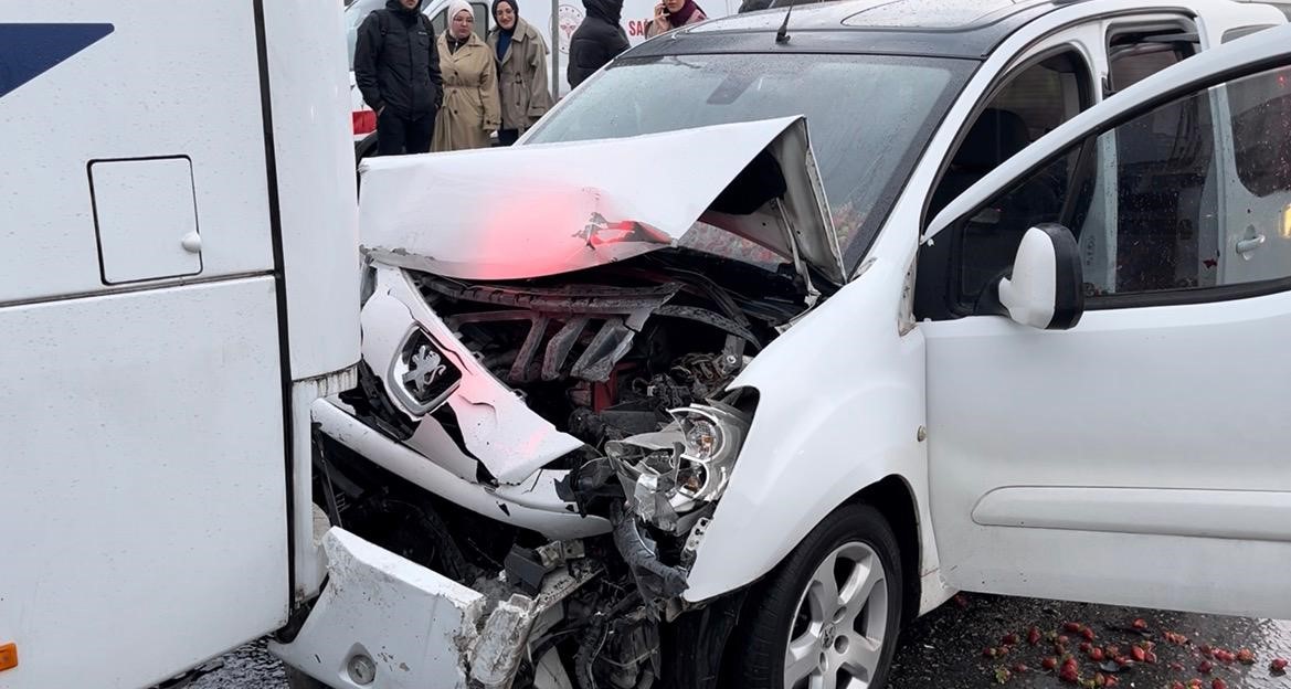 Maltepe’de hafif ticari araç, servis minibüsüne arkadan çarptı: 1 yaralı
