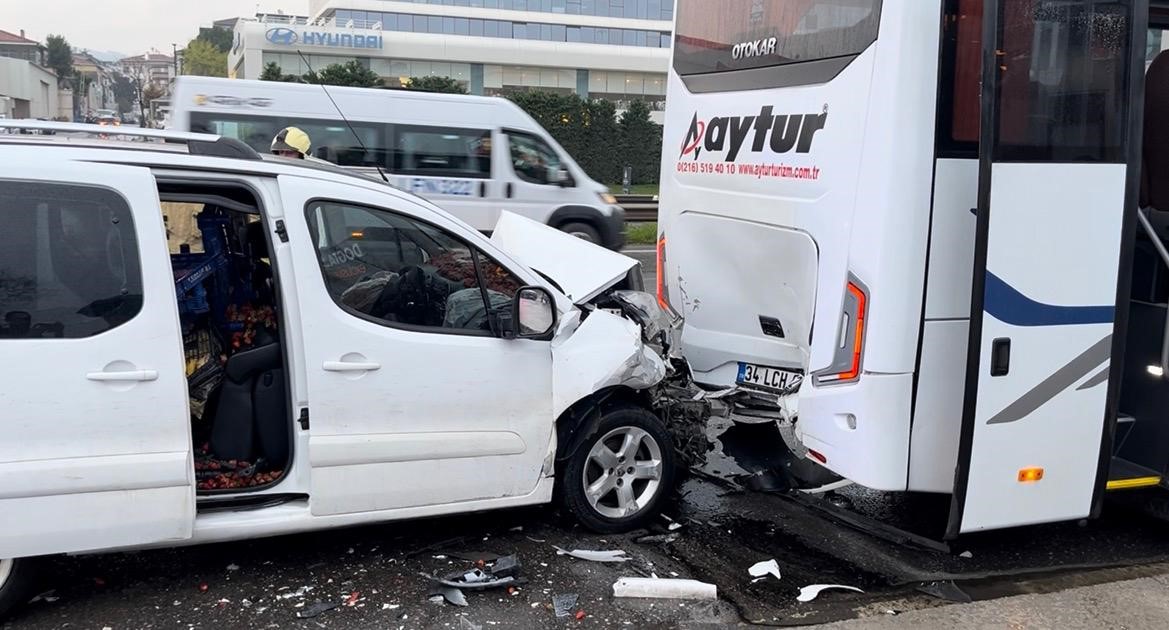 Maltepe’de hafif ticari araç, servis minibüsüne arkadan çarptı: 1 yaralı
