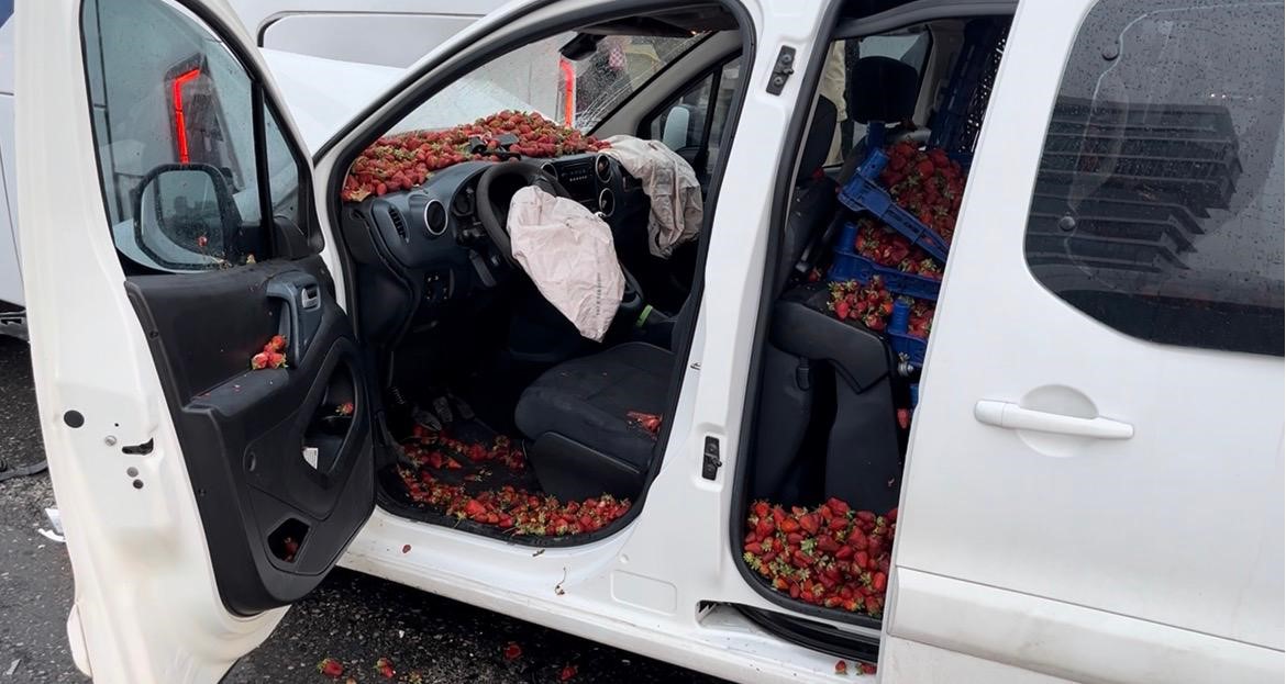 Maltepe’de hafif ticari araç, servis minibüsüne arkadan çarptı: 1 yaralı
